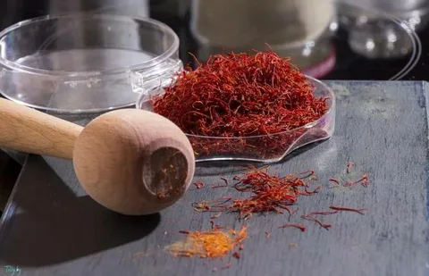 تصویر 3 از زعفران ممتاز بیرجند تازه و دستچین با رنگ و عطر طبیعی